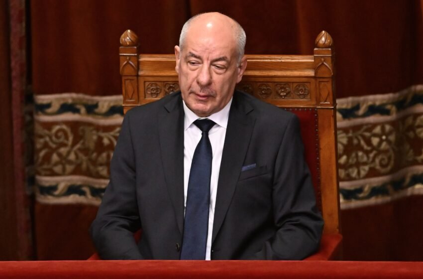  El presidente de Hungría firma la reforma Constitucional de Magyar que le destituye