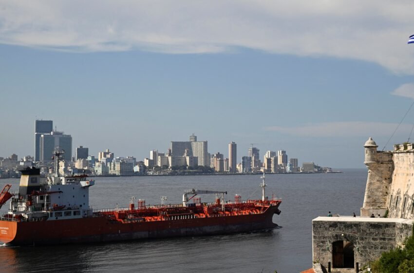  Un buque ruso cargado de combustible navega hacia Cuba pese al bloqueo de Estados Unidos