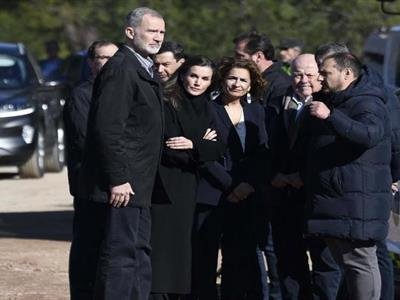  reyes de España visitan la zona cero del accidente ferroviario