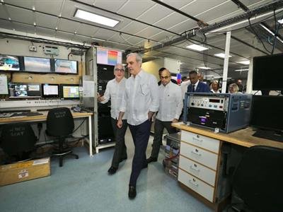  Luis Abinader recorre el buque RRS James Cook, en el Puerto de SD