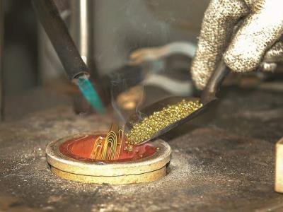  Oro supera la barrera histórica de los USD 5,000