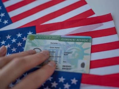  Demócratas critican cambio migratoria de residencia permanente