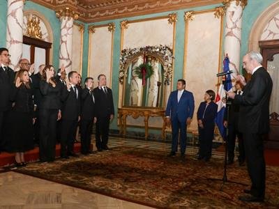  Presidente Luis Abinader juramenta a nuevos jueces del TSE